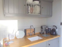 poachers-hut-kitchen